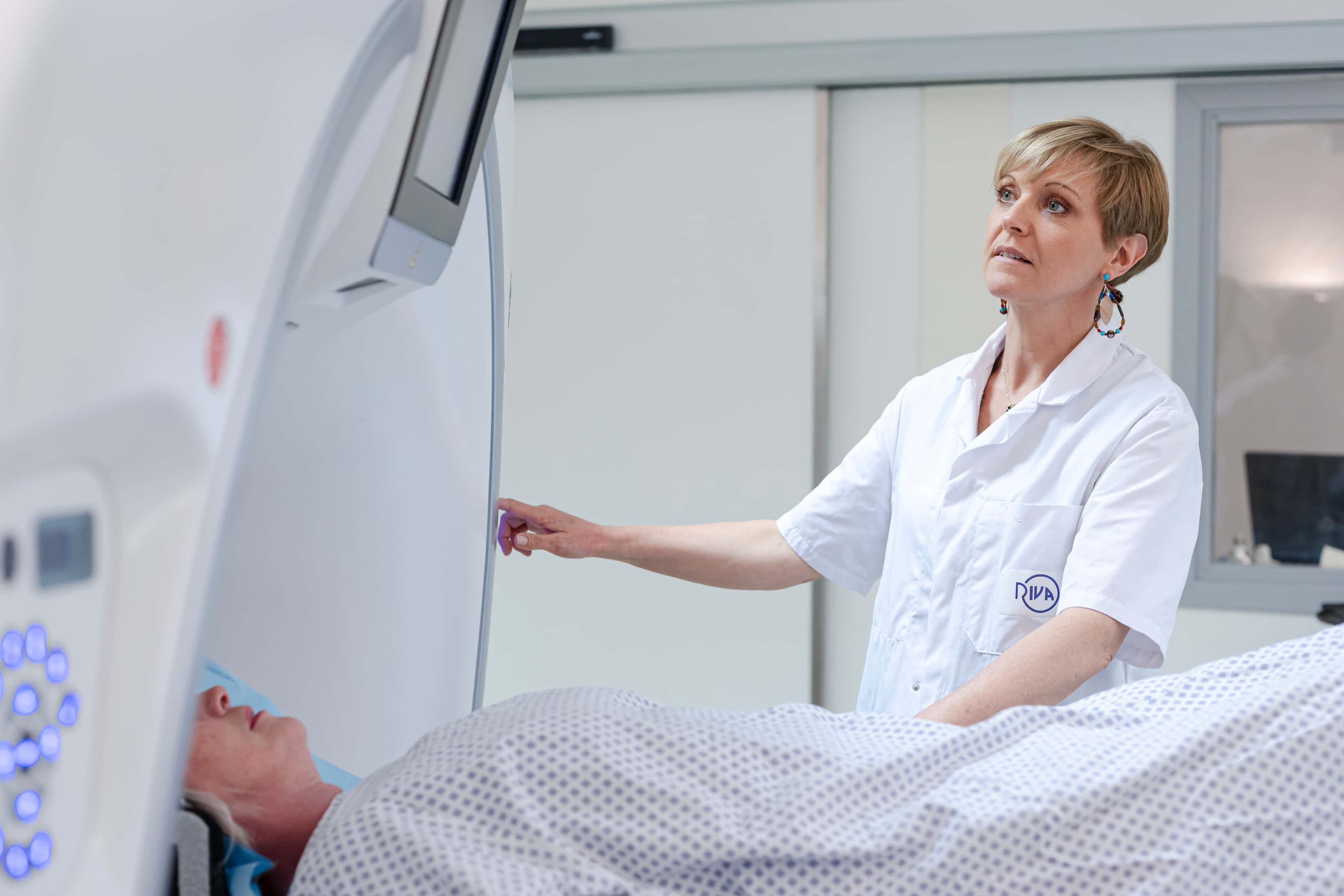 Une femme en train de régler un équipement médical