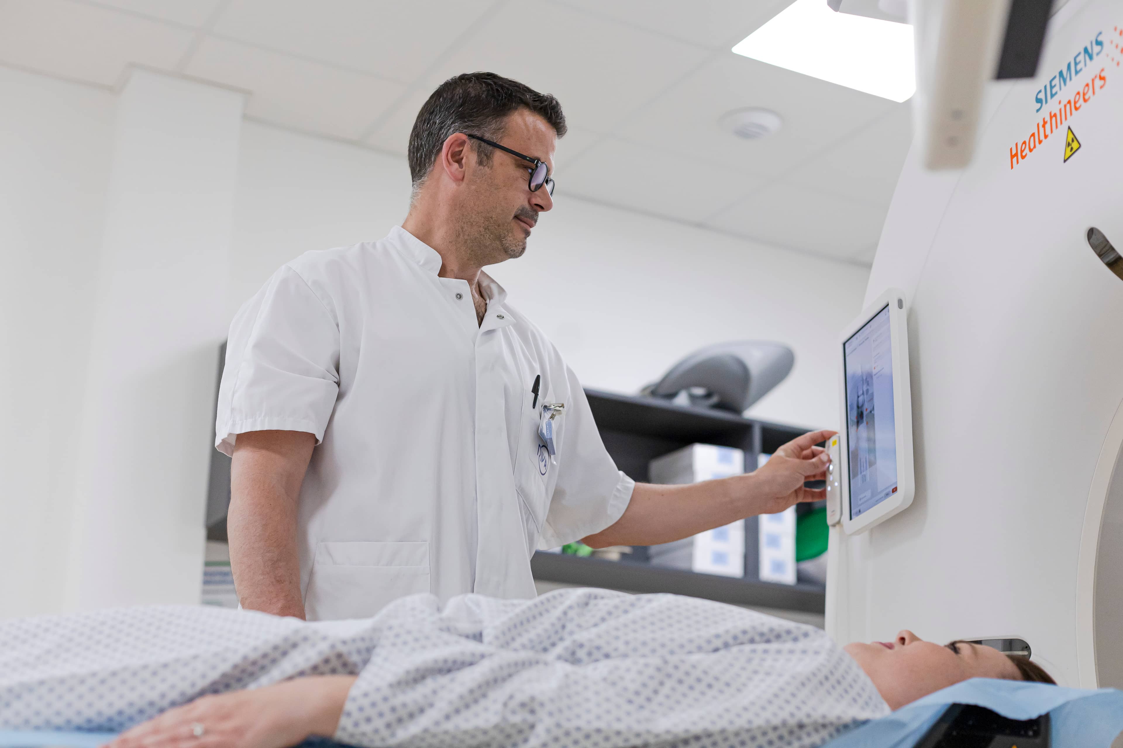 Un homme utilisant le matériel medical